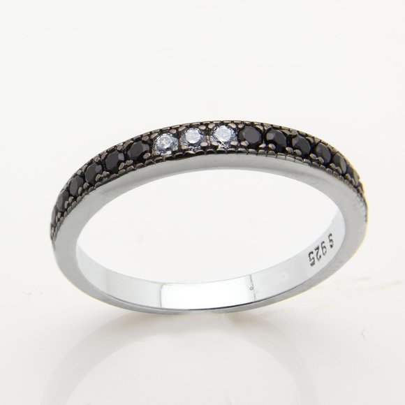 Jewelry - Classy and Stunning Ring Size 6